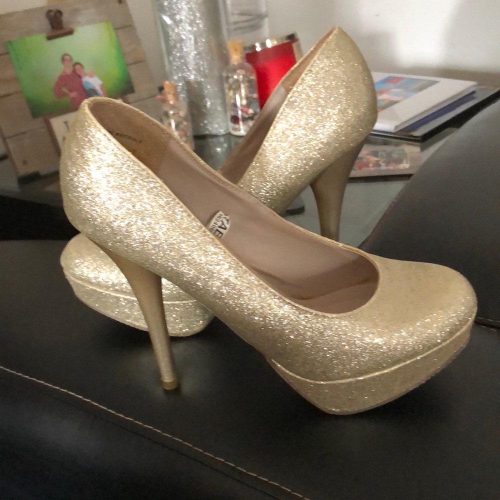 Gold glitter shoes size 5 1/2